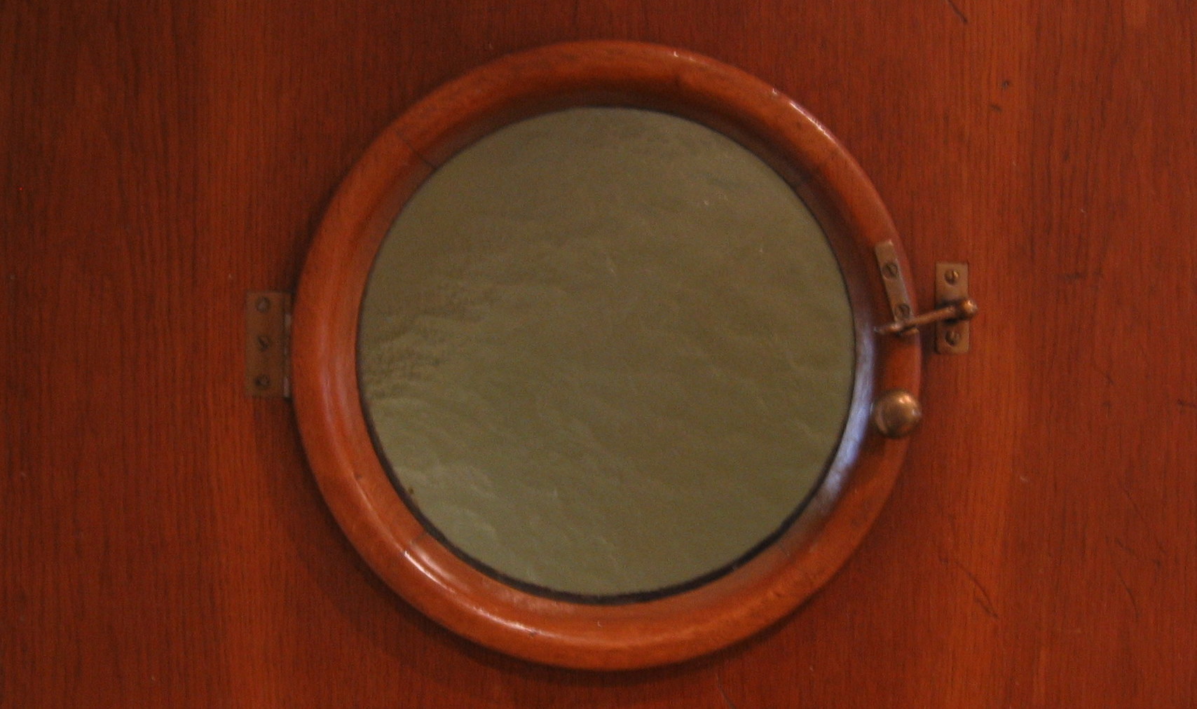 BULLAUGE IN KANZLEITÜR